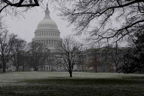 Segundo os serviços meteorológicos, a queda de neve deve intensificar-se em Washington, Maryland e Virginia e depois cessar até o final do dia