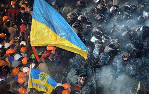 Confronto na Ucrânia: forças de segurança ucranianas invadem a Praça da Independência de Kiev, onde os manifestantes ocuparam por mais de uma semana