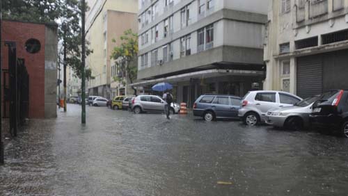 Por conta da chuva que atinge a cidade, o município do RJ entrou em estágio de alerta, o segundo mais grave em uma escala de quatro níveis