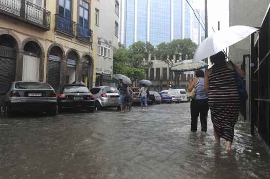 O município do Rio entrou em estágio de alerta, o segundo mais grave em uma escala de quatro níveis, devido à chuva que atinge a cidade