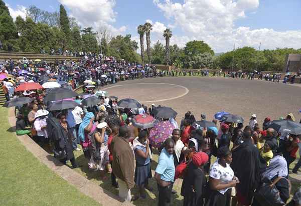 Tumulto e longas filas no último dia de funeral do ex-presidente da África do Sul, Nelson Mandela. Segundo estimativa de autoridades locais, mais de 20 mil pessoas são esperadas hoje