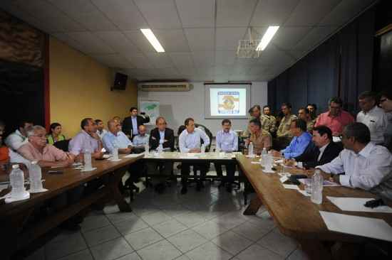 Ontem, o governador do Rio, Sérgio Cabral, se reuniu com prefeitos das cidades da Baixada Fluminense atingidas pelas chuvas