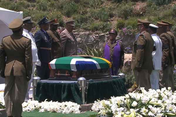 Caixão com o corpo de Mandela foi transportado em um cortejo militar da casa da família até o local do funeral