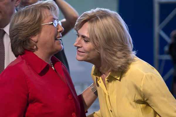 Disputa acontece entre a socialista Michelle Bachelet (E), grande favorita, e a candidata da direita Evelyn Matthei