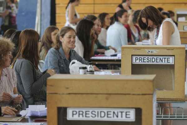 Os resultados oficiais, com ampla porcentagem, são esperados dentro de uma hora