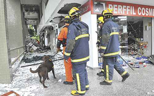 Bombeiros inspecionaram o Bloco C da quadra comercial 409 Norte: com a possibilidade de queda de gesso e reboco, o edifício precisou ser interditado por tempo indeterminado