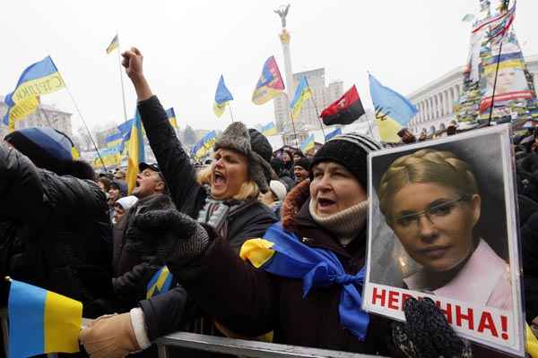 Manifestantes realizam comício na Praça da Independência, com cartaz do líder da oposição presa Yulia Tymoshenko, em Kiev