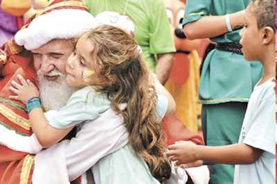 Abraço de agradecimento ao Papai Noel: 10ª edição da festa encantou a meninada com ajuda de 300 voluntários