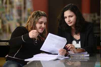 Janaína (E) teme a redação e Ana Cristina, que teve pouco tempo para estudar, está confiante que vai passar