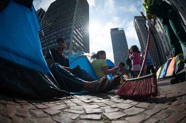 Um grupo de sem-teto está acampado em frente à prefeitura de São Paulo, na calçada do Viaduto do Chá, em protesto contra o corte energia elétrica na ocupação do prédio do Cine Marrocos, no centro da capital