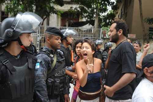 A Polícia Militar concluiu a desocupação do prédio do antigo Museu do Índio, ao lado do Estádio Jornalista Mário Filho, o Maracanã, na manhã desta segunda. Houve protesto contra a ação