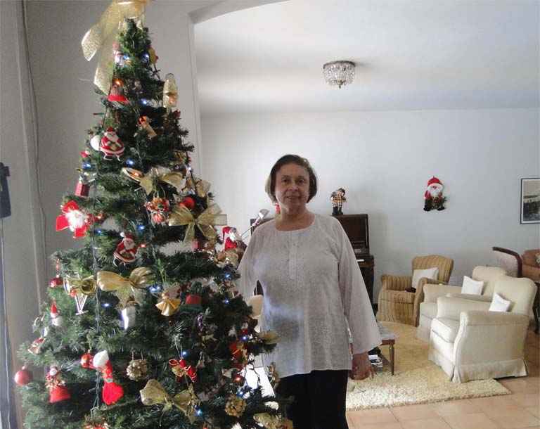 A preparação para o Natal de Hebe Lima inclui a decoração da casa com diversos enfeites natalinos