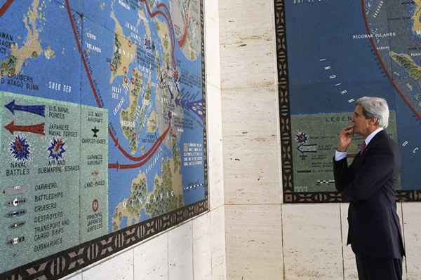 Secretário de Estado americano, John Kerry, observa mapa da Segunda Guerra Mundial em Manila