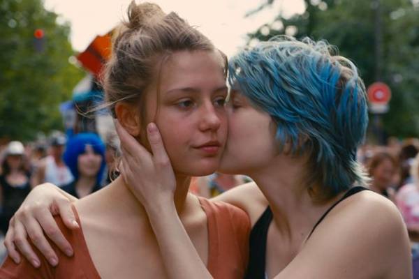 O filme conta a história do relacionamento das jovens Adèle e Emma