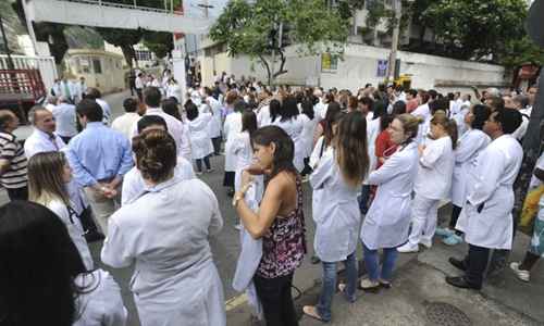 Os manifestantes estenderam uma faixa com mais de 10 metros de comprimento no prédio do hospital com a frase 