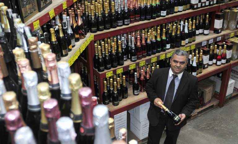 Sommelier Olinaldo Oliveira do supermercado Super Adega diz que para saber se um espumante ou um champanhe é mais gostoso do que outro, é preciso experimentar