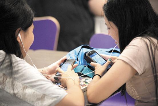 Segundo a pesquisa, os jovens costumam usar os celulares durante as aulas e enquanto estão estudando