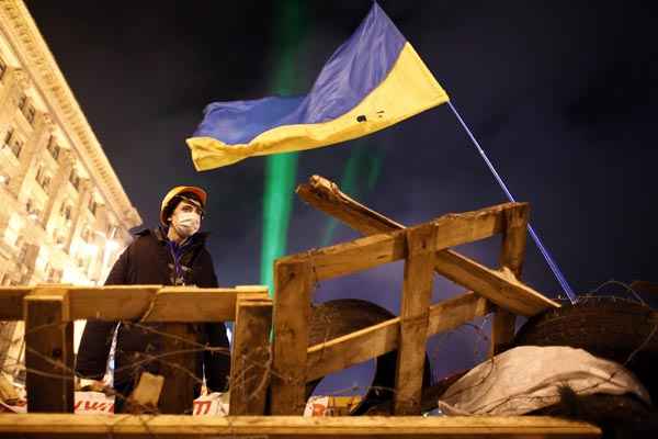 Manifestante fica em barricada durante protesto na Praça da Independência, em Kiev