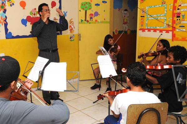 O maestro Ricardo Castro dá aulas para crianças em situações de risco