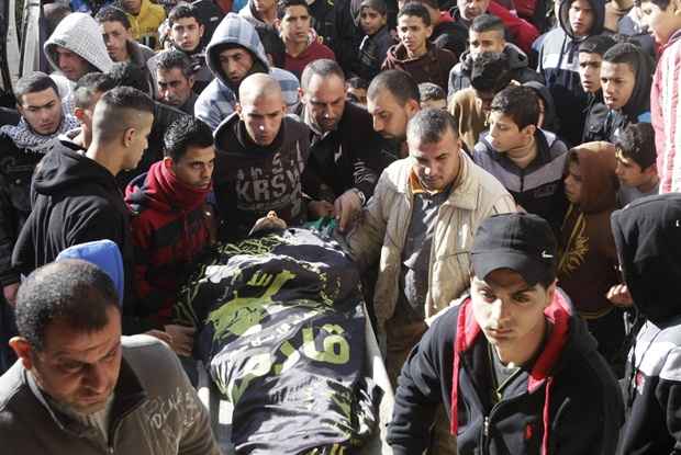 Palestinos carregam o corpo de Nafeh al-Saadi antes de funeral na cidade de Jenin, Cisjordânia