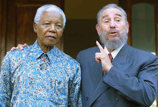 Fidel expressou alegria ao conhecer o ex-presidente Sul-Africano em 2001, em Joanesburgo