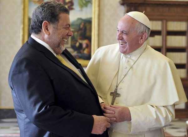 Papa Francisco fala com o primeiro-ministro 'Ralph Gonsalves durante uma audiência privada no Vaticano  Pool