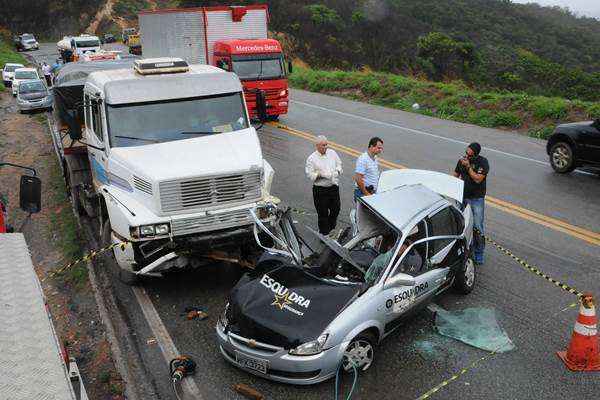 Acidente de transito envolvendo um carro e uma carreta na rodovia BR-381, em Caete, Minas Gerais