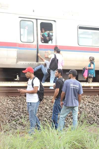 Passageiros do trem informaram que, com a grande nuvem de fumaça vinda dos últimos vagões, as pessoas ficaram desesperadas e saíram correndo