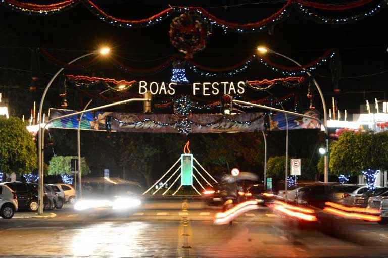 Os comerciantes da quadra 304/305 Sul se uniram para desejar boas festas aos motoristas e moradores da região