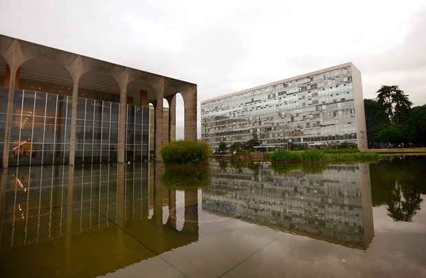 Brasília amanhece com céu nublado nesta sexta-feira