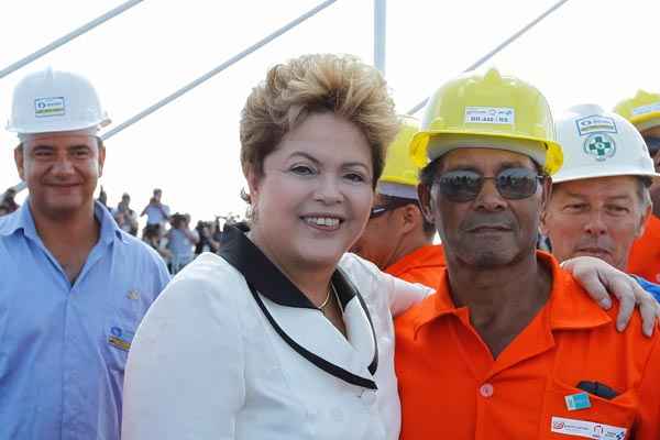 Presidenta Dilma Rousseff posa para foto com trabalhadores, durante cerimônia de inauguração da BR 448/RS