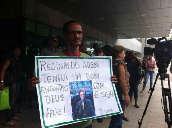 Fãs prestam homenagens ao rei na frente do hospital. José flaviano, 69, auxiliar de higiene.