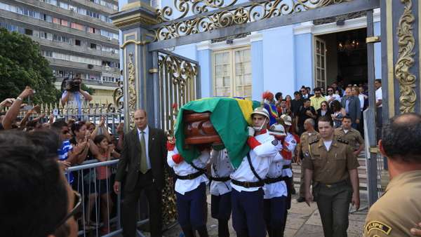 Corpo é retirado da Assembleia Legislativa