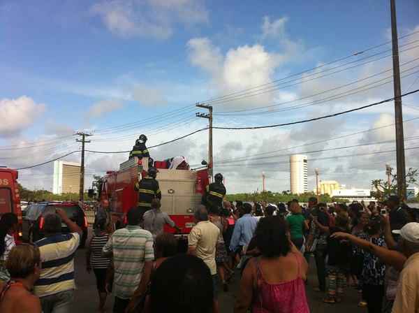 Carro dos bombeiros transporta o caixão no cortejo