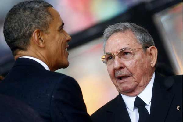 Presidente dos EUA, Barack Obama cumprimenta o presidente cubano, Raúl Castro antes de dar seu discurso no funeral de Nelson Mandela