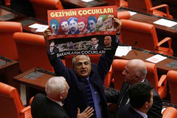 O deputado Musa Cam, membro do principal partido de oposição, protestou contra o governo no parlamento, anteontem. Ele levantou um cartaz que estampava imagens de ativistas mortos durante os protestos do meio do ano, além de fotos de filhos de ministros, detidos por suspeita de corrupção. A manifestação mostra como o premiê pode usar dois pesos e duas medidas para tratar questões delicadas do país. Em junho, centenas de pessoas ocuparam um parque em Istambul a fim de evitar a derrubada das árvores. A violenta resposta do Estado chocou a população e a comunidade internacional.