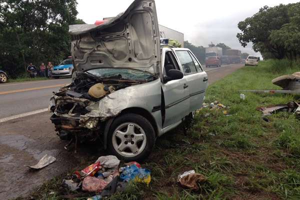 Motorista de um dos veículos morreu na hora. Outras duas pessoas, entre elas uma grávida, morreram a caminho do hospital