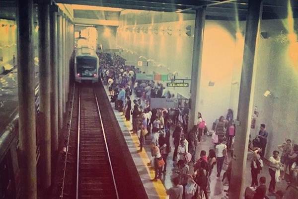 Na foto é possível ver a estação Feira no Guará cheia