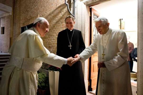 Papa Francis aperta a mão do Papa Emeritus Bento XVI no mosteiro Mater Ecclesiae do Vaticano