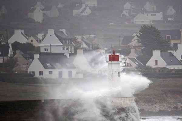 Ondas batem no farol de Audierne em tempestade atlântica que atinge o oeste da França