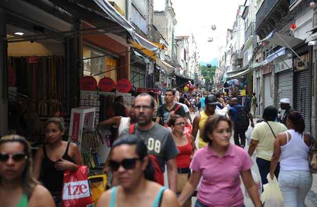 Movimento de consumidores para compras de Natal de última hora na região de comércio popular do Saara