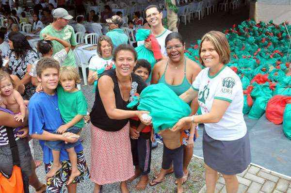 Dona Maria Imaculada (E) recebe presentes da ação organizada por uma igreja evangélica em Sobradinho