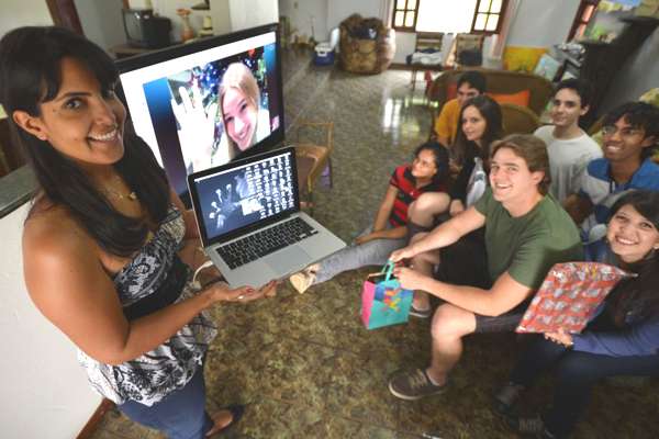 Carol, na Inglaterra, participa do amigo-oculto que ocorre em Brasília: 