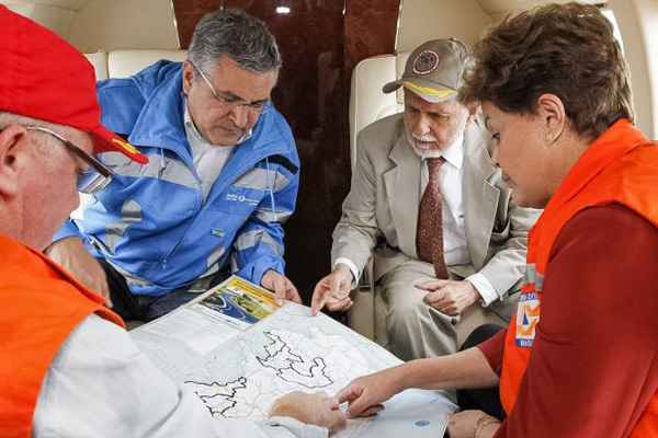 Em Vila Velha e Serra, cidades que a presidenta Dilma Rousseff sobrevoou ontem, há bairros inteiramente alagados