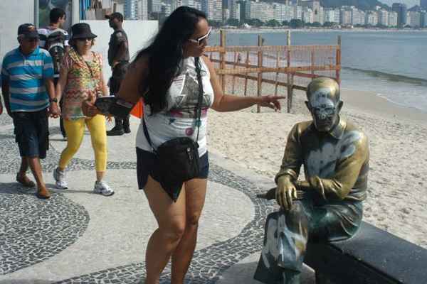 O monumento, muito fotografado por turistas de todo o mundo, foi visto bastante pichado da cabeça aos pés