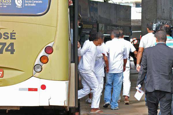 Ônibus de presos beneficiados com o direito a saída especial (saidão) de Natal do Centro Penitenciário Papuda chega na Rodoviária do Plano Piloto.