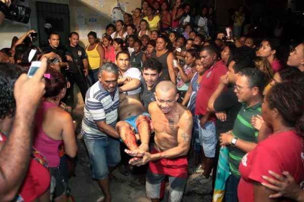 Rebelião no Complexo Penitenciário de Pedrinhas, em outubro: preso ferido é carregado para fora da cadeia