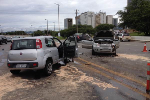 Acidente próximo ao Buraco do Tatu, no Eixão Norte, bloqueou pelo menos duas faixas