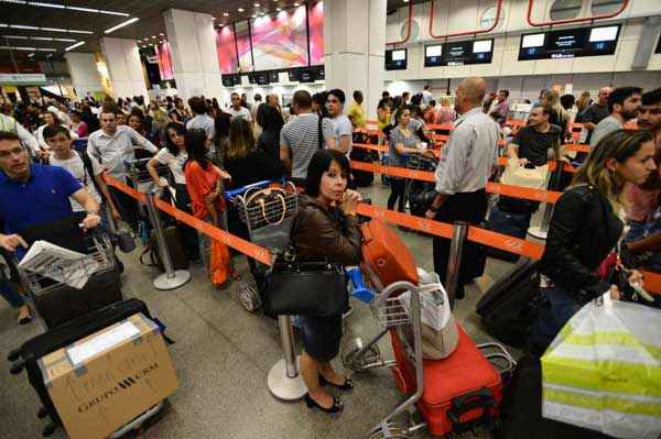 Em relação às decolagens previstas para o intervalo entre 11h e 12h, 27,7% estavam com atraso superior a 30 minutos