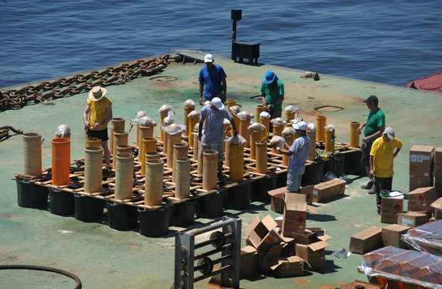 Marinha vistoria as balsas que carregam os fogos de artifício do réveillon